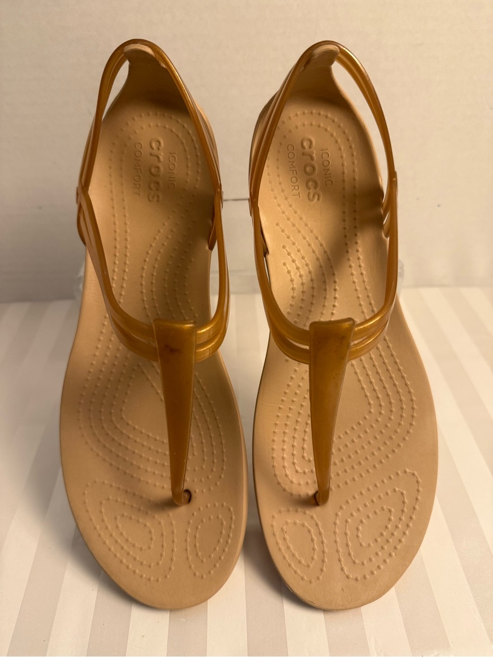 Crocs Isabella T-Strap Sandals Bronze/Tan Women’s Size 9 Lightweight Comfort - Picture 2 of 7